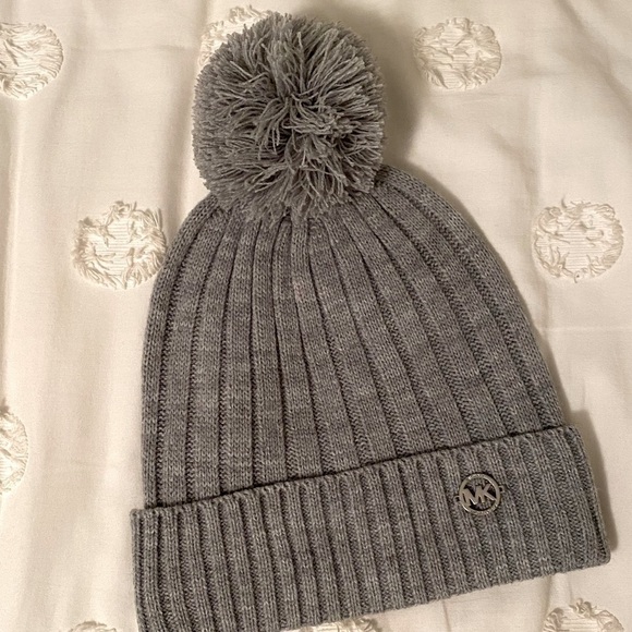 𝅺MICHEAL Kors Winter Beanie - Picture 2 of 9